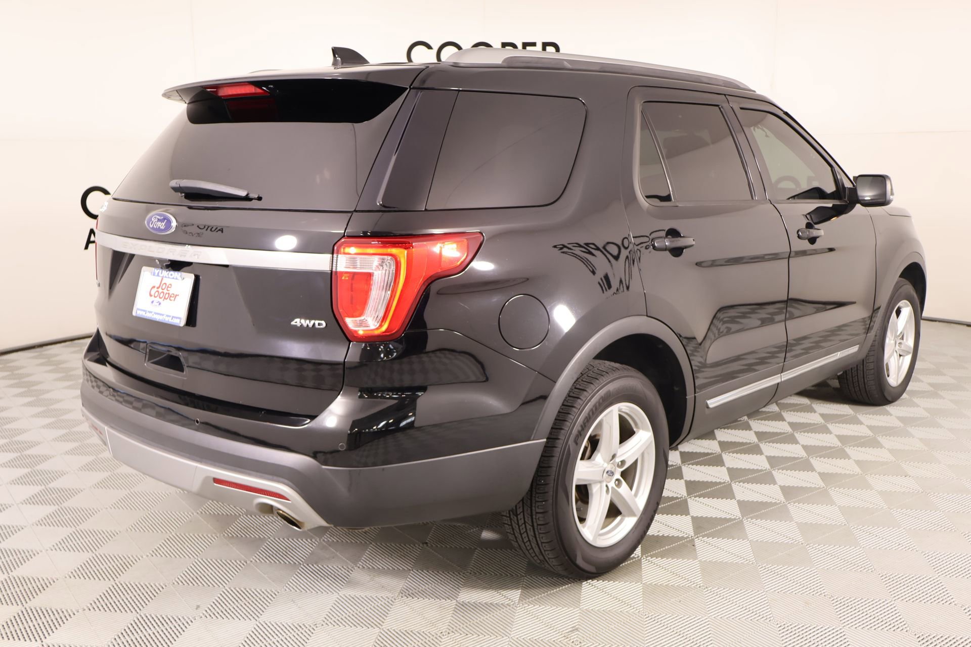 Used 2017 Ford Explorer XLT w/ Equipment Group 201A AWD/4WD image 20