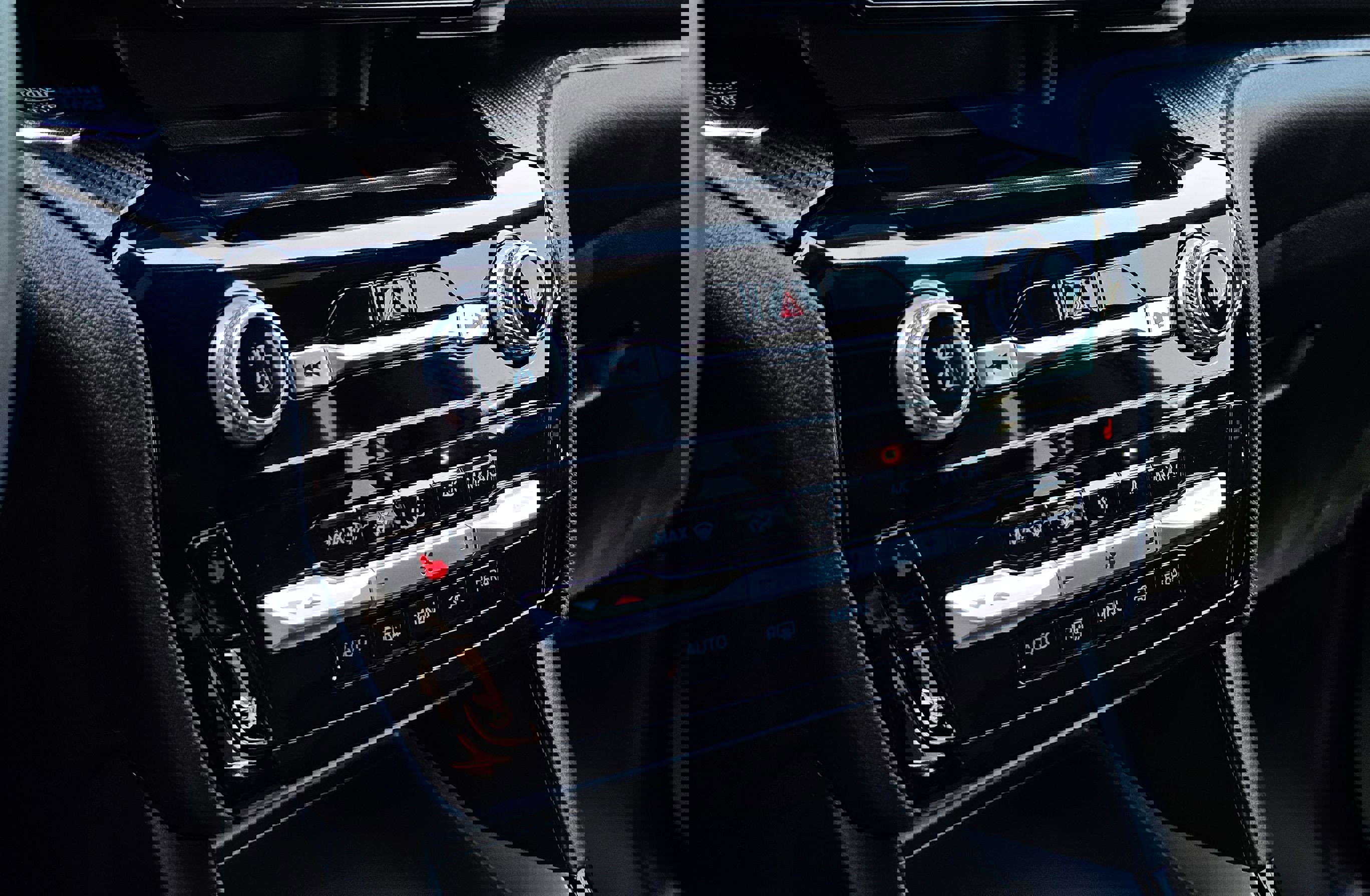 Used 2024 Ford Explorer ST-Line w/ Class IV Trailer Tow Package RWD image 38