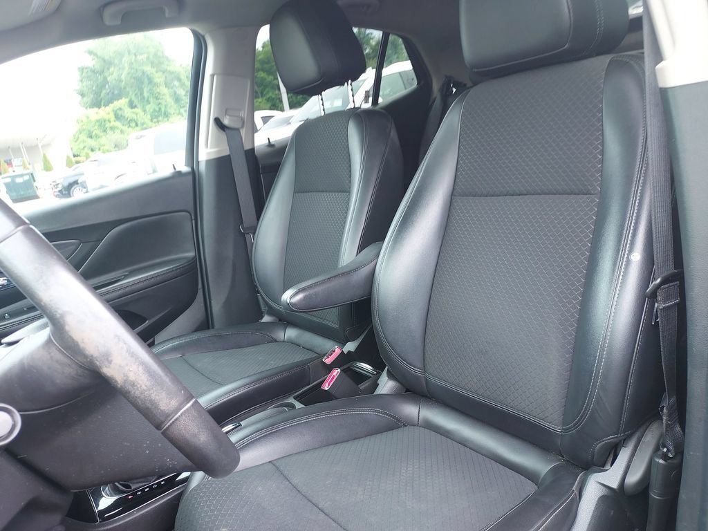 Used 2022 Buick Encore Preferred w/ Safety Package FWD image 17