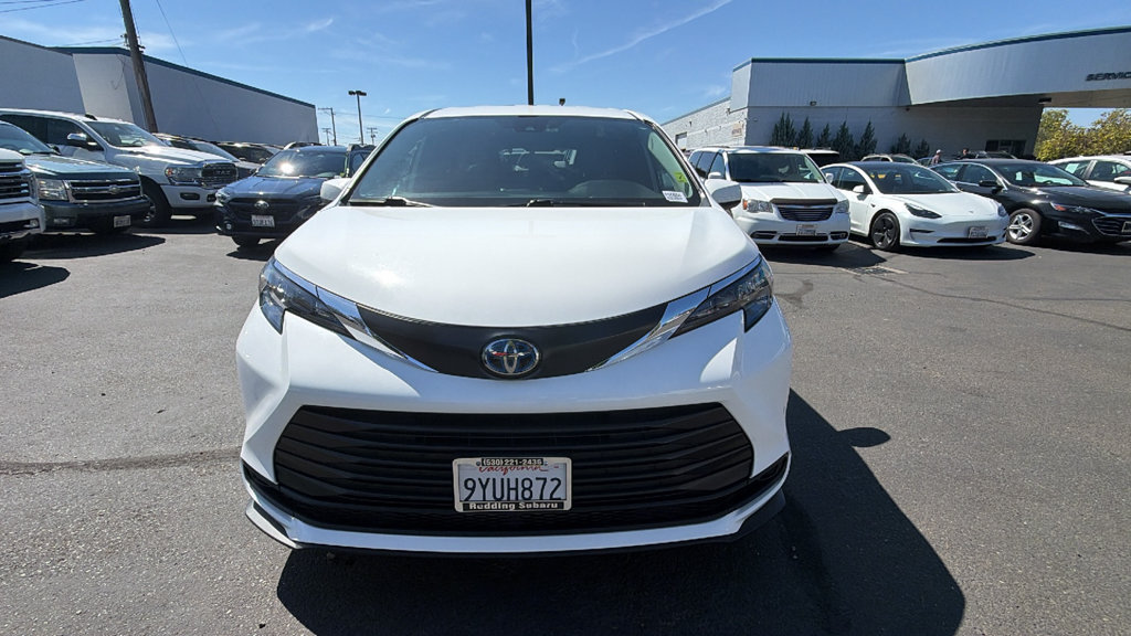 Used 2025 Toyota Sienna LE FWD image 8