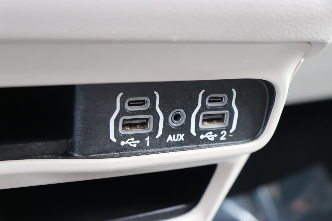 Used 2023 Chrysler Pacifica Touring-L image 44