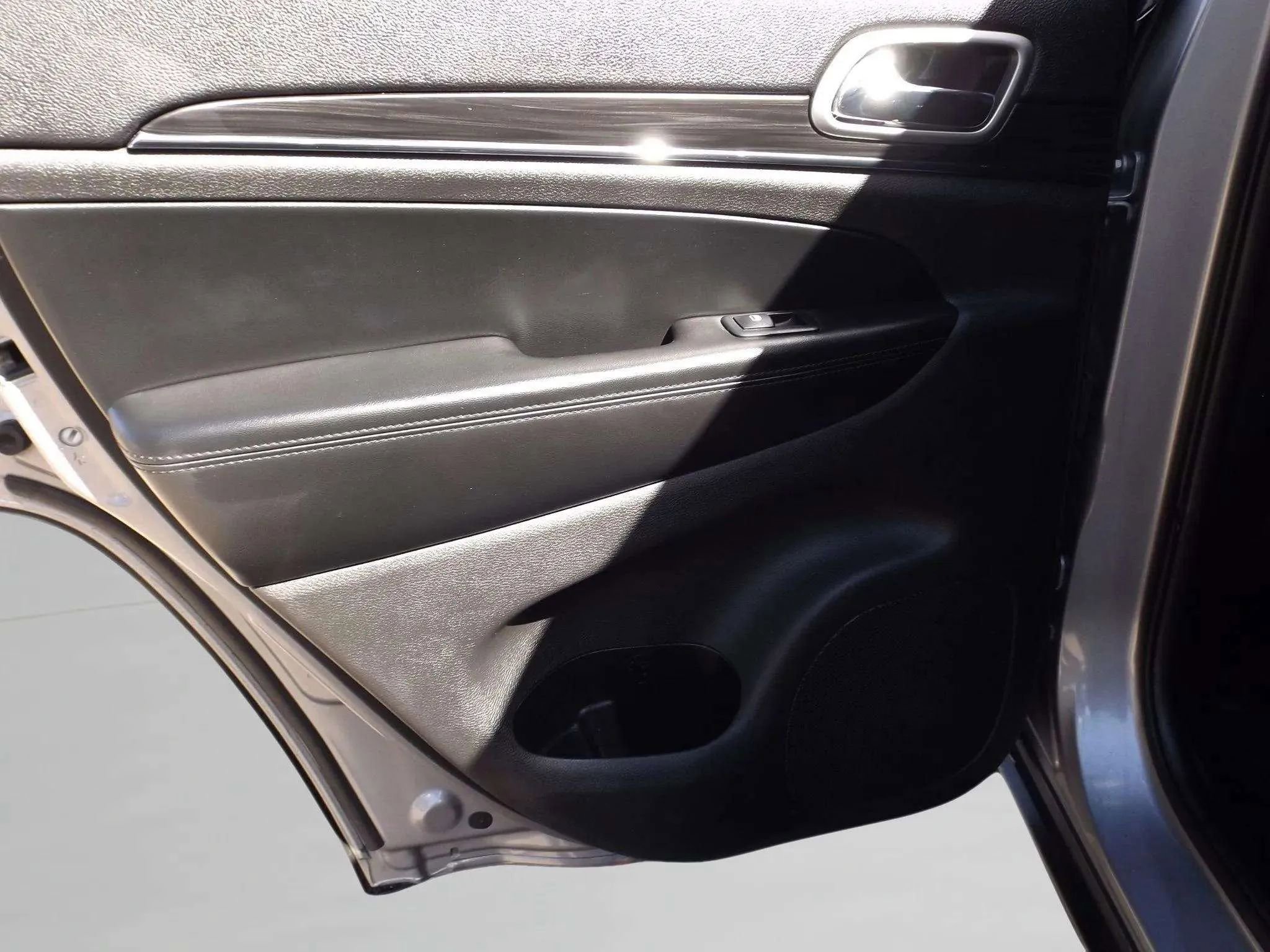 Used 2019 Jeep Grand Cherokee Limited image 19