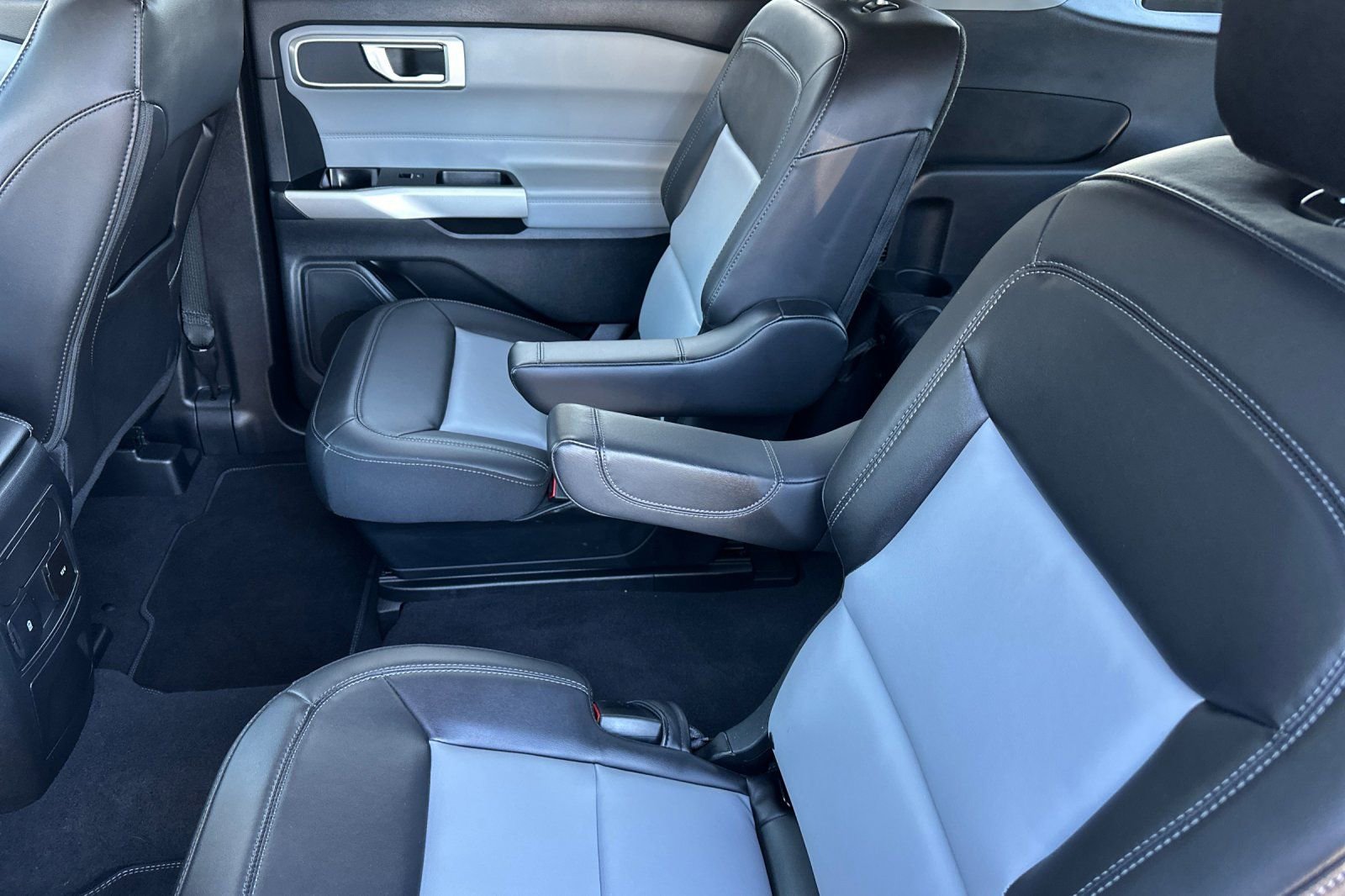 Used 2022 Ford Explorer XLT w/ Equipment Group 202A image 11