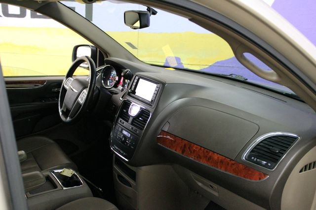 Used 2016 Chrysler Town & Country Touring w/ Driver Convenience Group FWD image 13