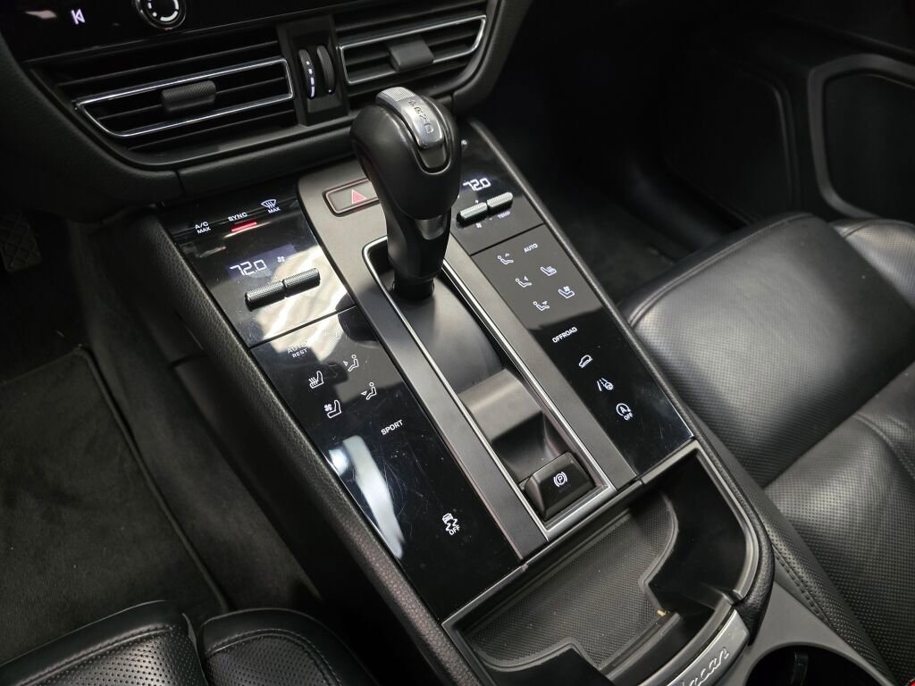 Certified 2024 Porsche Macan image 16