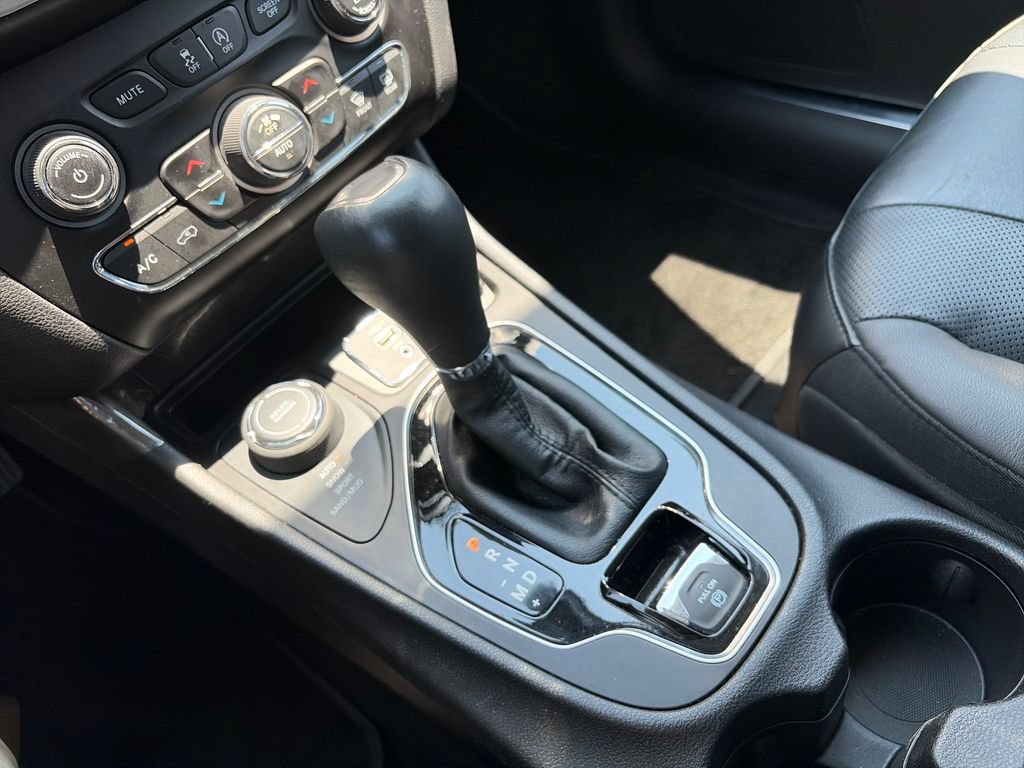 Used 2019 Jeep Cherokee Limited AWD/4WD image 25