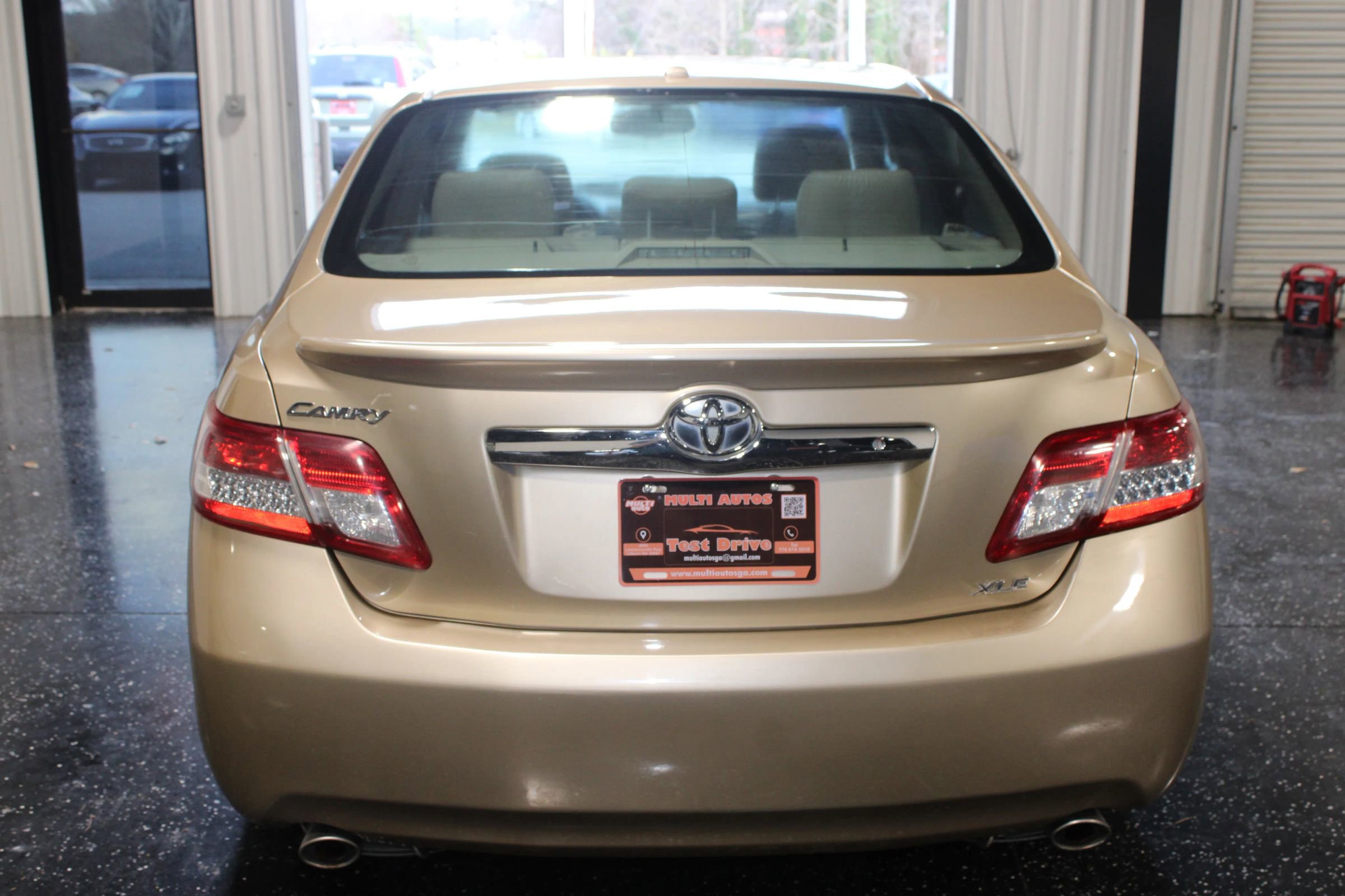 Used 2010 Toyota Camry XLE image 3