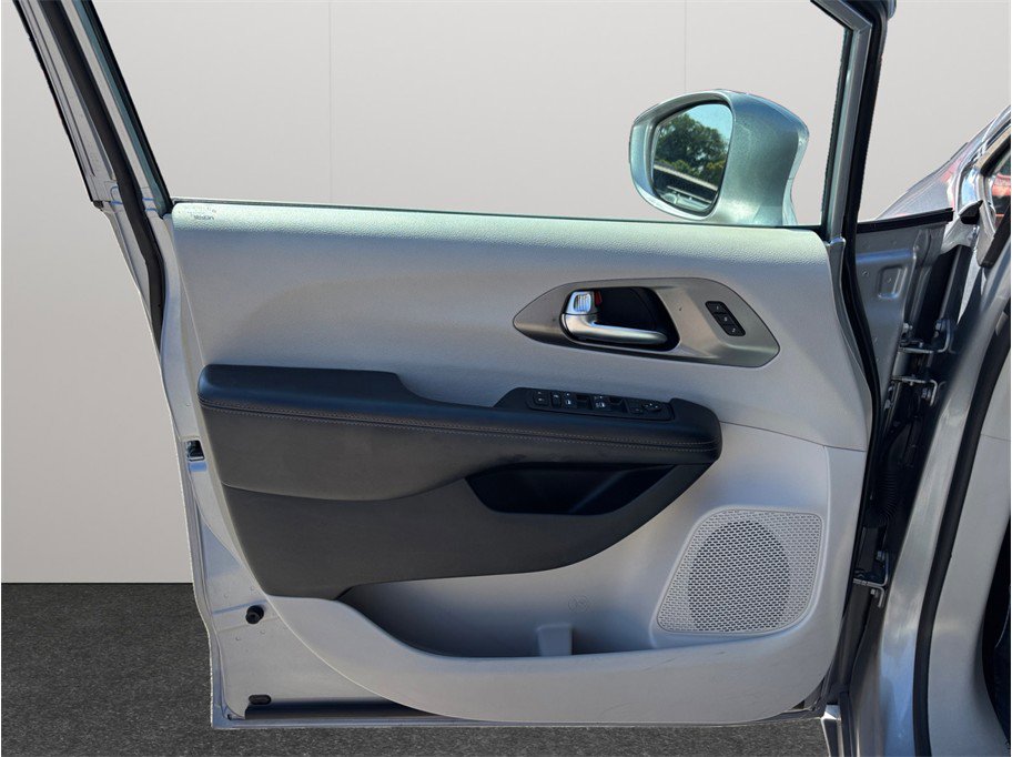 Used 2020 Chrysler Pacifica Touring-L FWD image 19