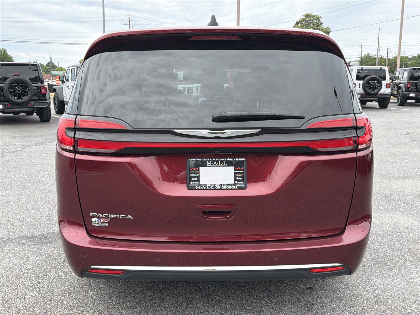 Used 2023 Chrysler Pacifica Touring-L FWD image 6
