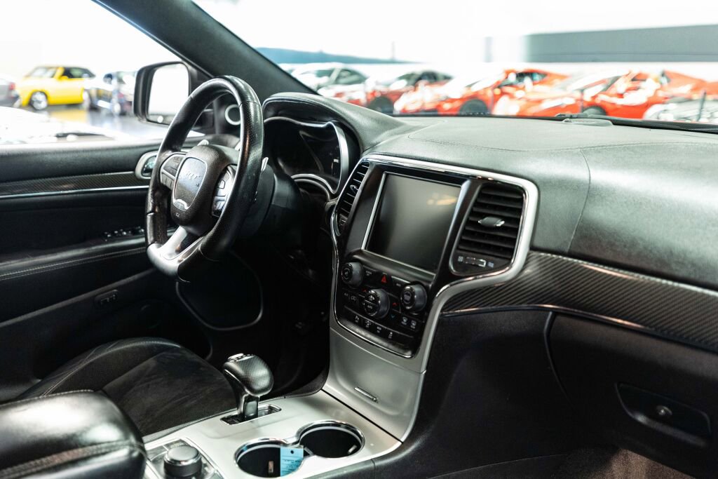 Used 2015 Jeep Grand Cherokee SRT image 12