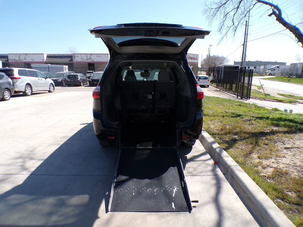 Used 2020 Toyota Sienna L image 2