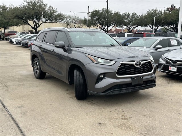 Used 2021 Toyota Highlander XLE image 3