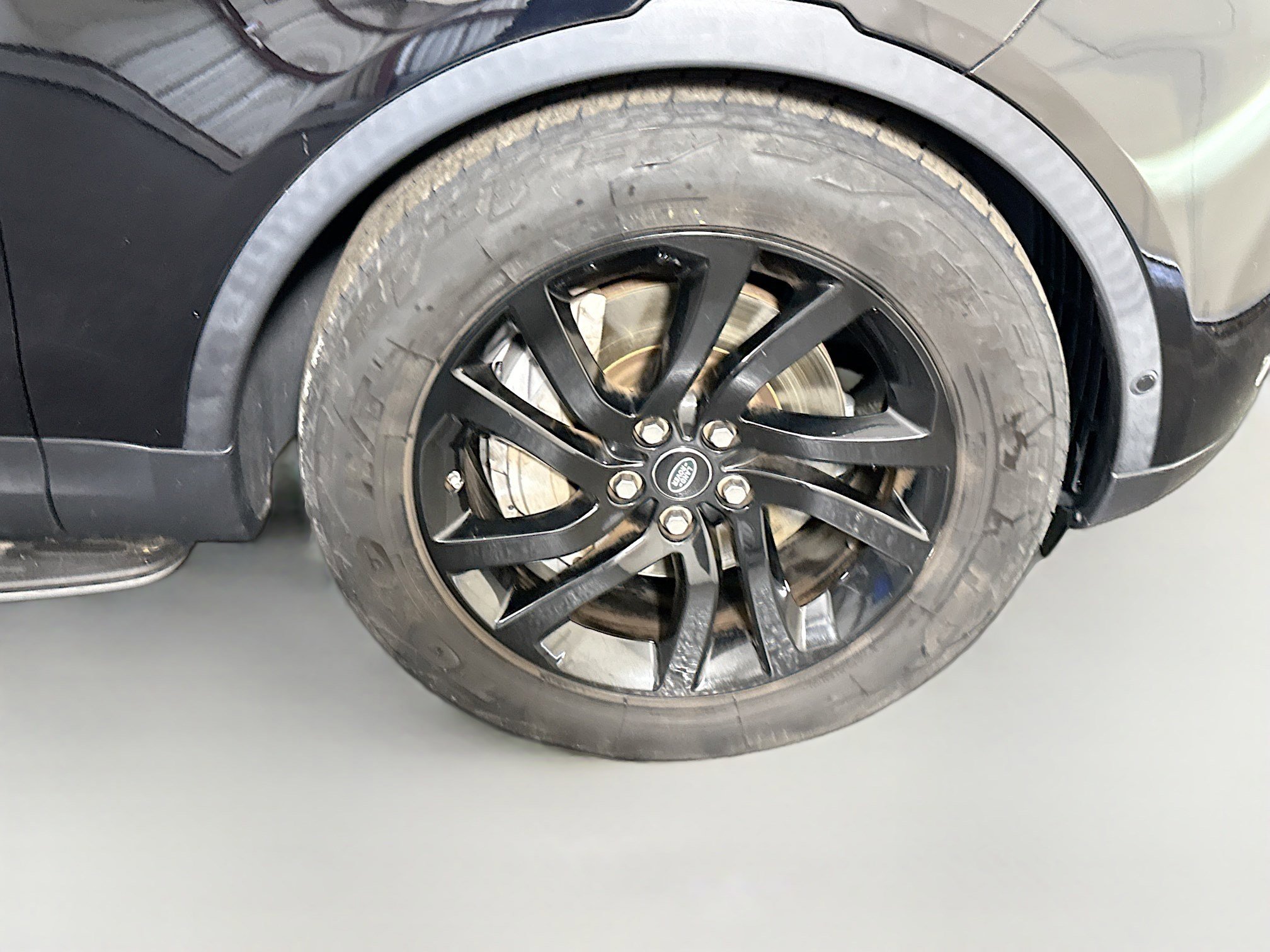 Used 2019 Land Rover Discovery SE AWD/4WD image 32
