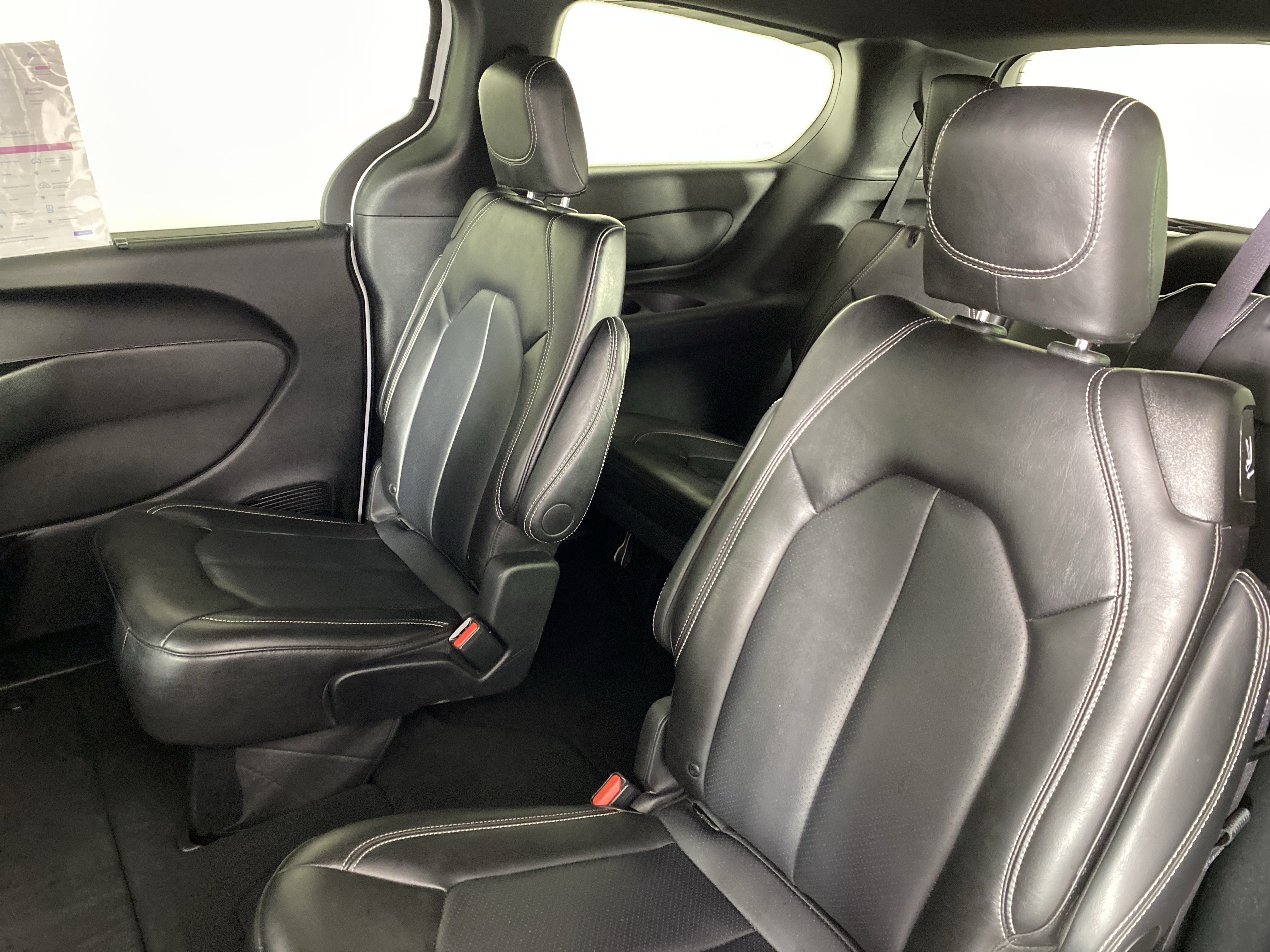 Used 2025 Chrysler Pacifica Select FWD image 32