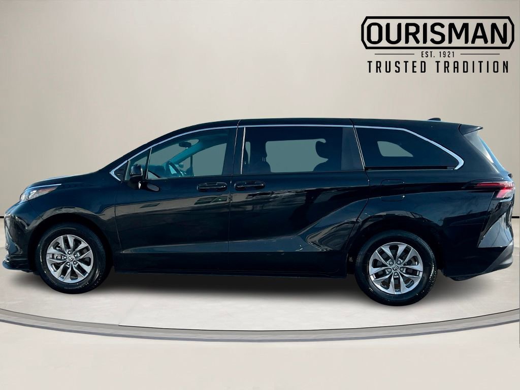 Used 2024 Toyota Sienna LE image 3