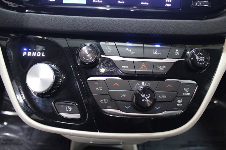 Used 2024 Chrysler Pacifica Touring-L image 35