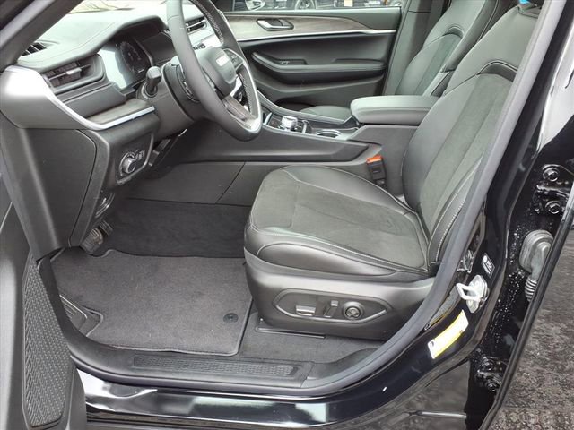 New 2026 Jeep Grand Cherokee Altitude image 12