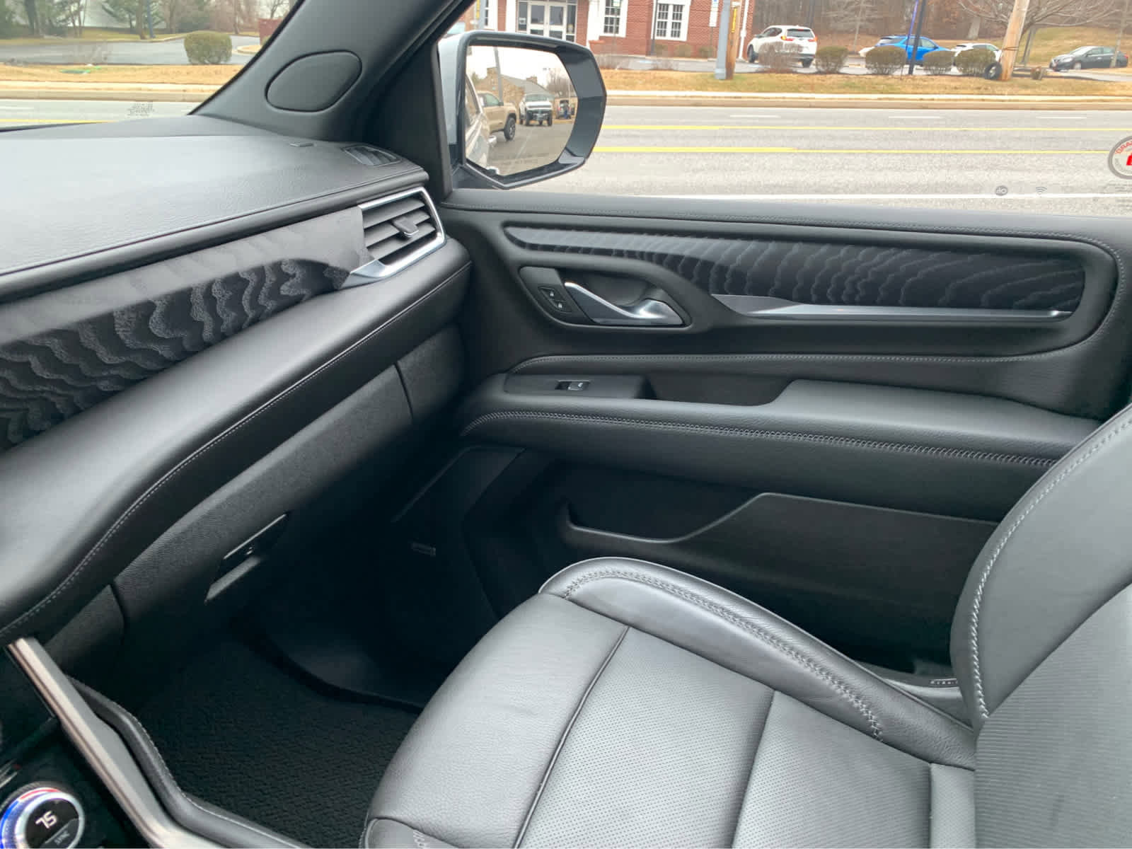 Used 2024 GMC Yukon XL Denali image 21