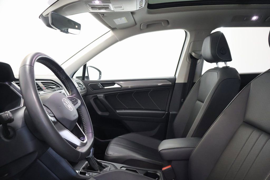 Used 2022 Volkswagen Tiguan SE w/ Panoramic Sunroof Package image 13