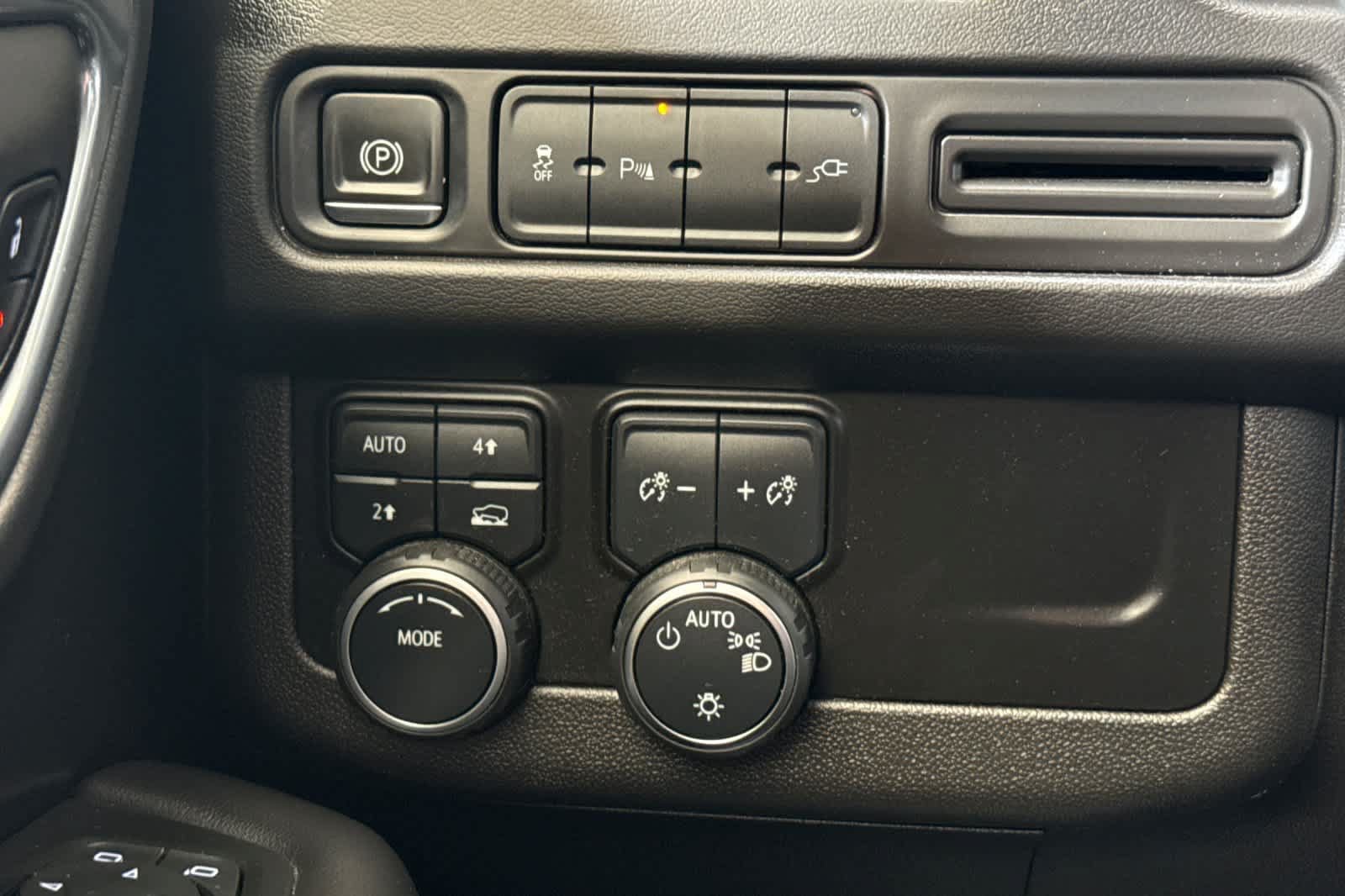 Used 2021 Chevrolet Suburban RST AWD/4WD image 32