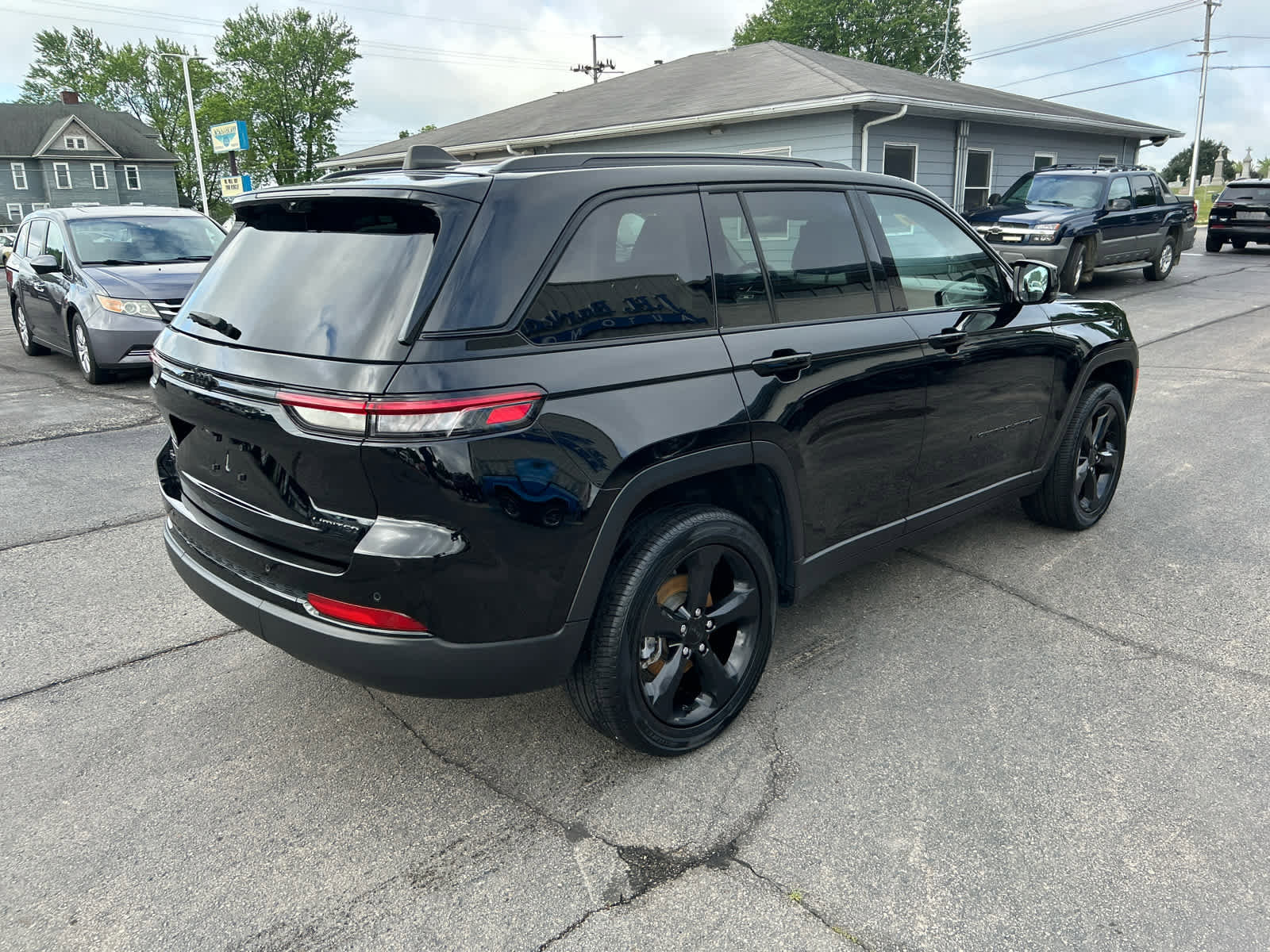 Used 2023 Jeep Grand Cherokee Limited w/ Luxury Tech Group II image 3