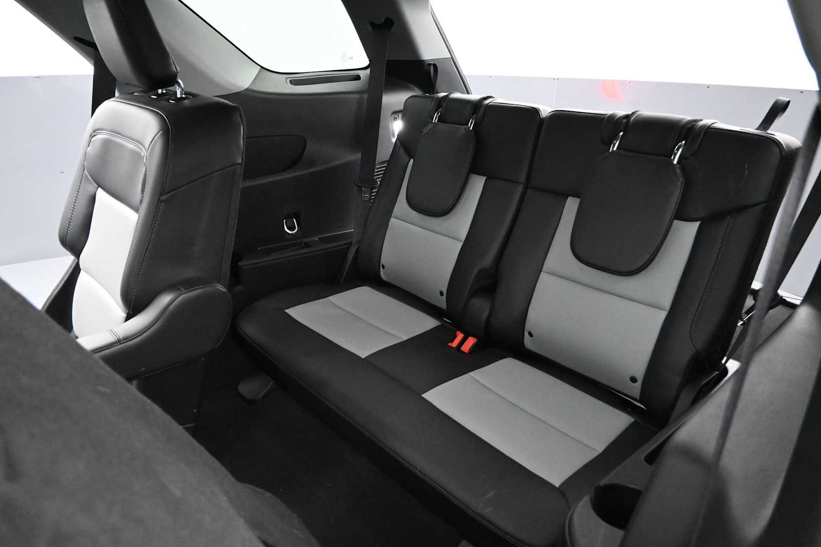 Used 2024 Ford Explorer XLT w/ Equipment Group 202A AWD/4WD image 31