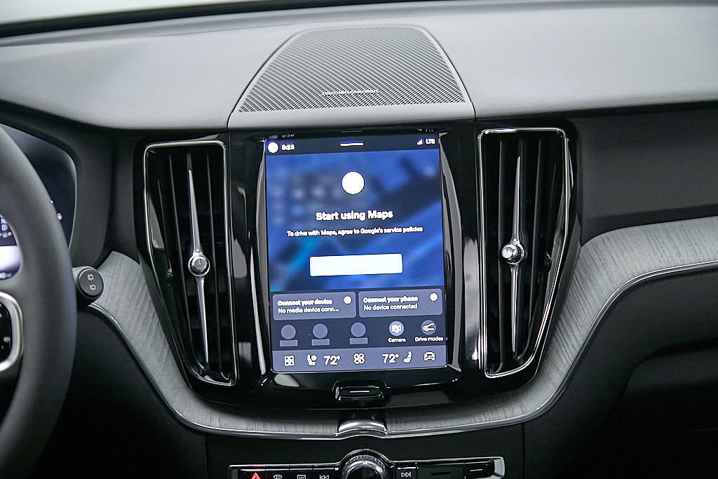Certified 2025 Volvo XC60 T8 Plus w/ Protection Package Premier AWD/4WD image 28