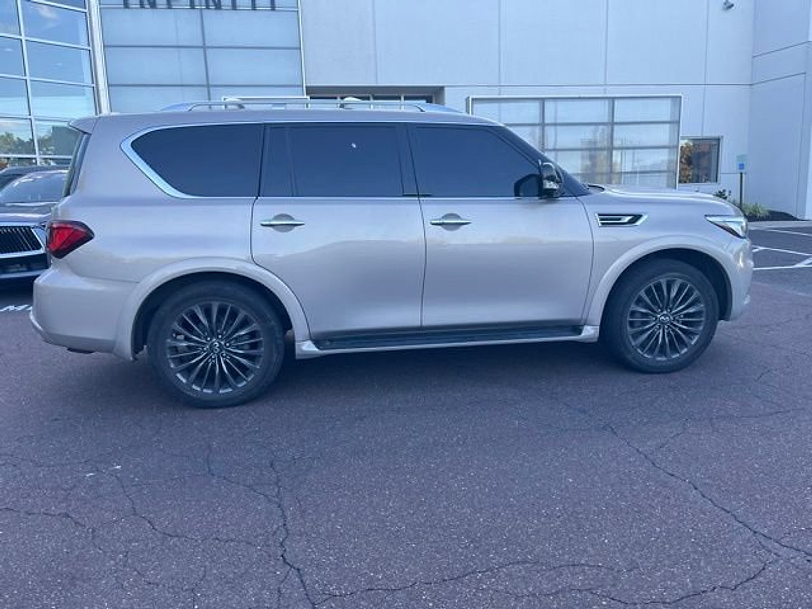 Certified 2024 INFINITI QX80 Premium Select w/ Cargo Package AWD/4WD image 2