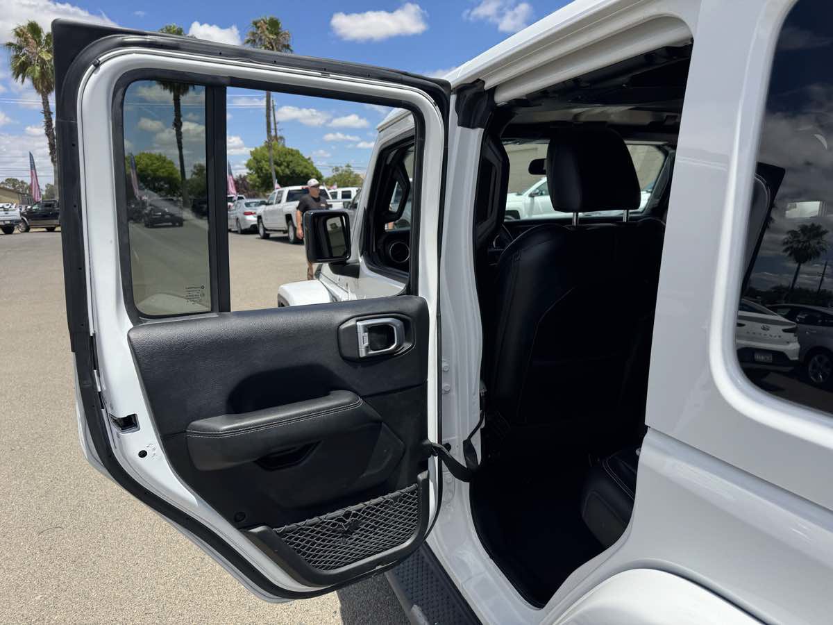 Used 2018 Jeep Wrangler Unlimited Sahara w/ LED Lighting Group AWD/4WD image 19