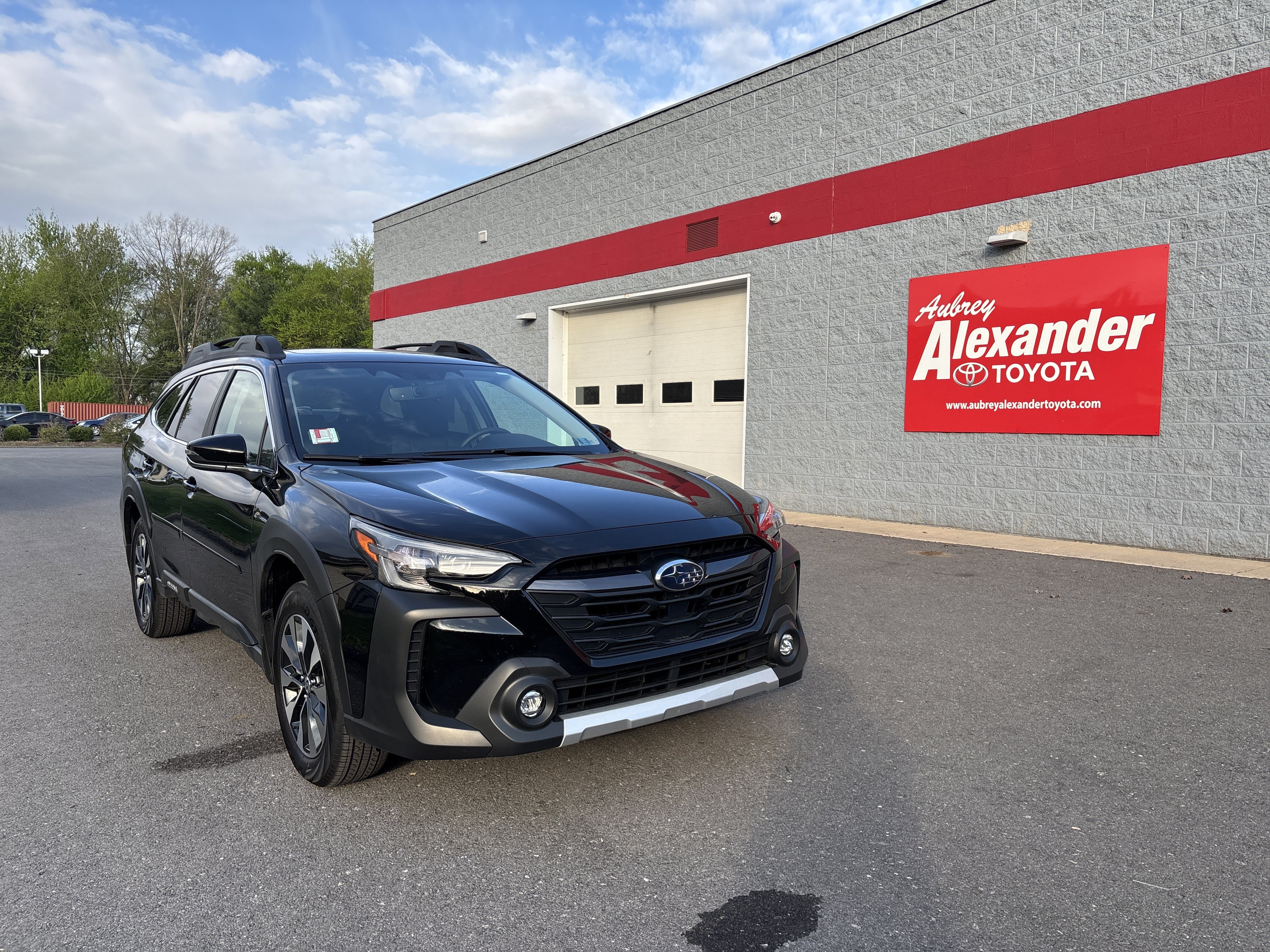Used 2025 Subaru Outback Limited XT image 1
