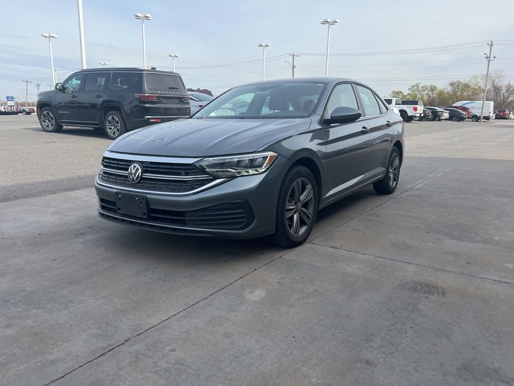 Used 2024 Volkswagen Jetta SE image 1