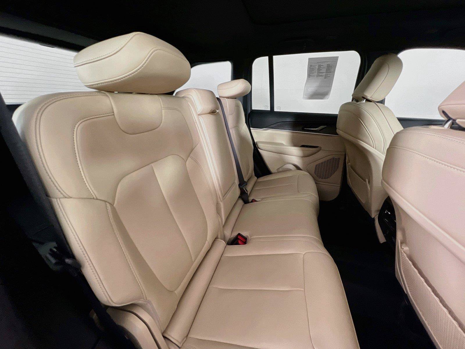 Used 2025 Jeep Grand Cherokee Limited AWD/4WD image 28