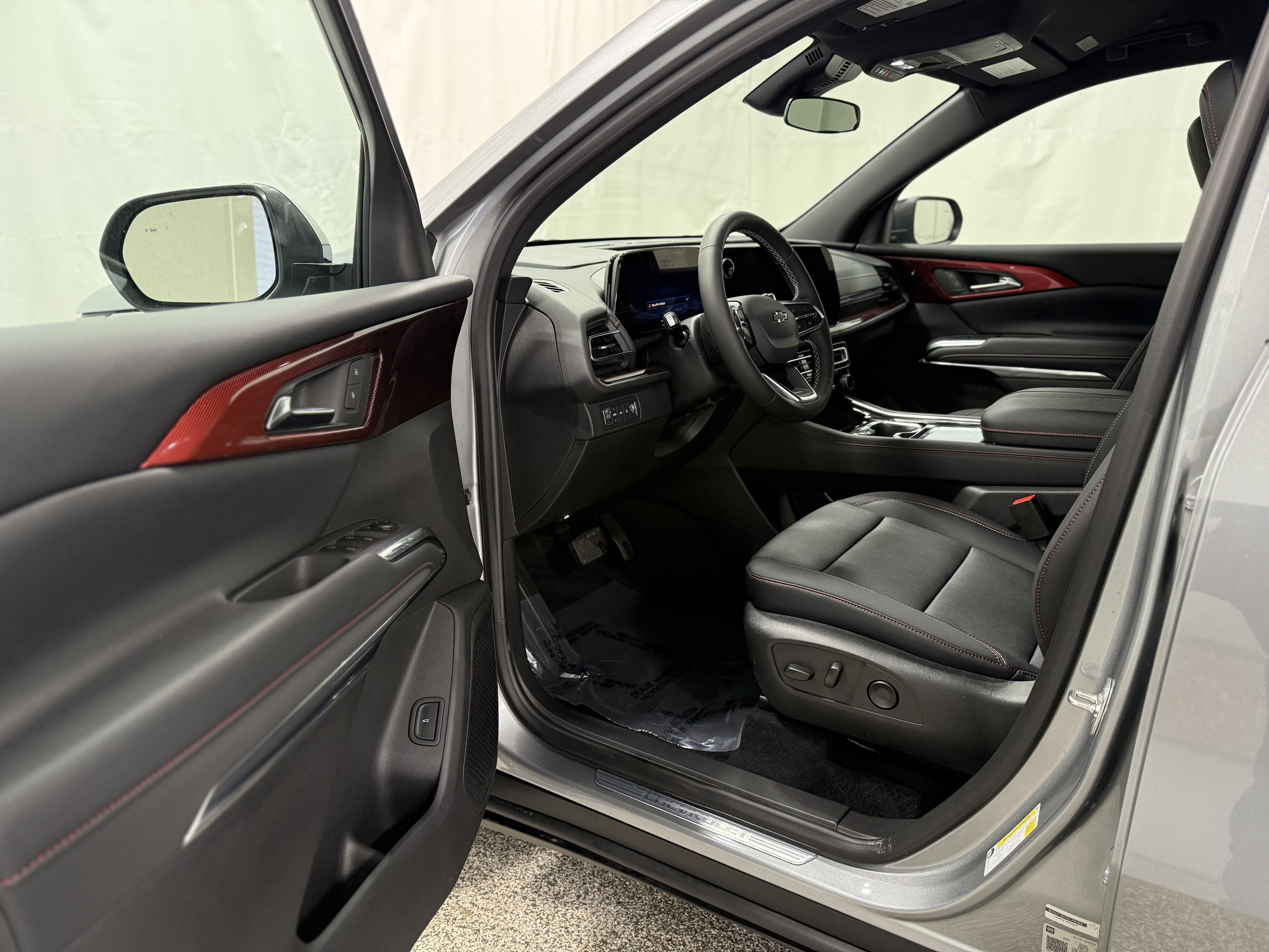 Used 2025 Chevrolet Traverse Z71 w/ Driver Confidence Package image 12