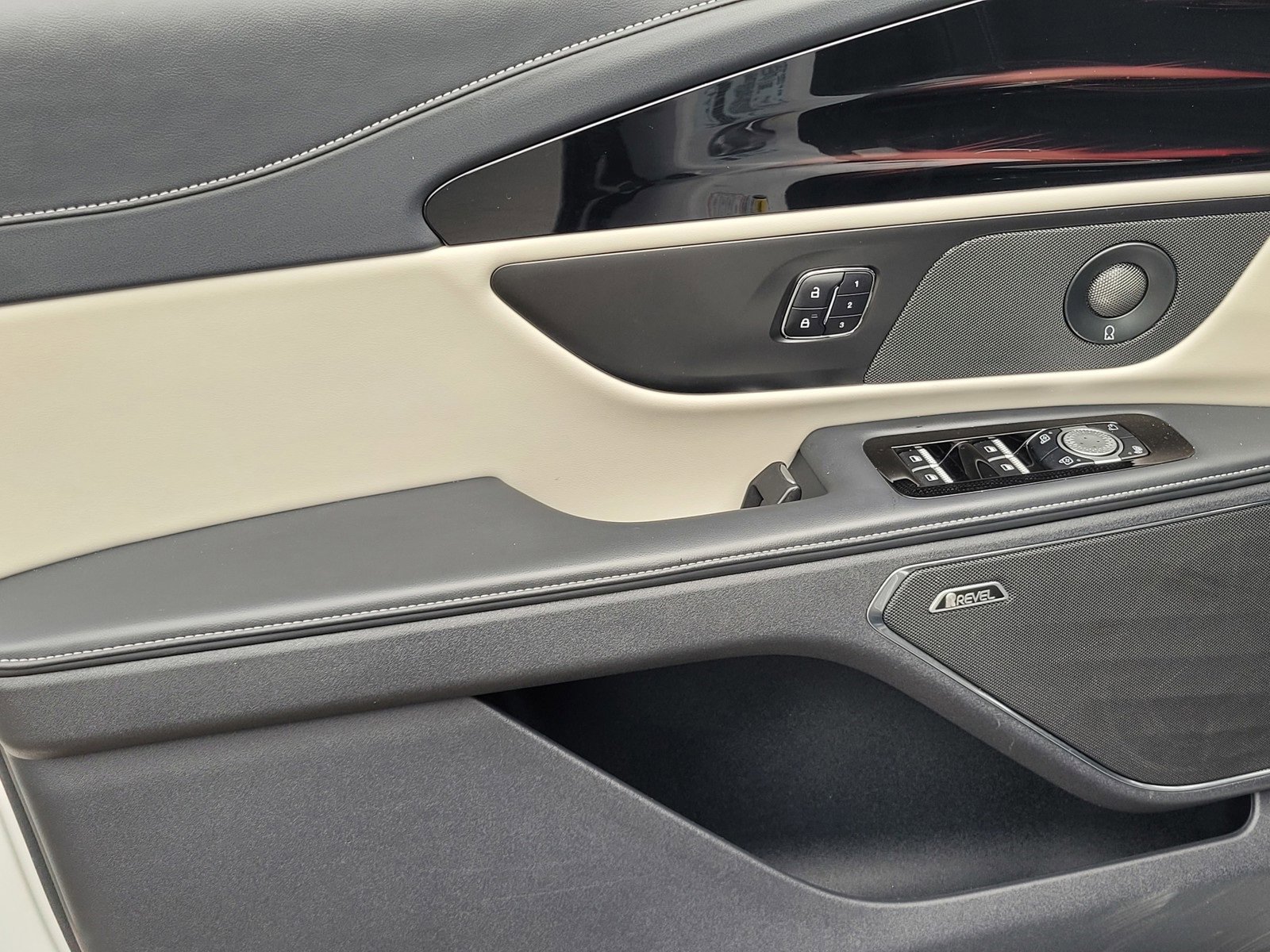 Certified 2024 Lincoln Nautilus Reserve w/ Equipment Group 202A image 16