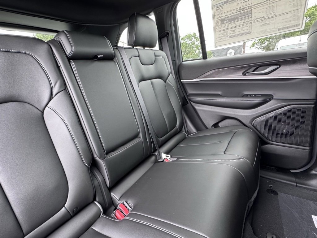 New 2025 Jeep Grand Cherokee Limited w/ Black Appearance Package image 22