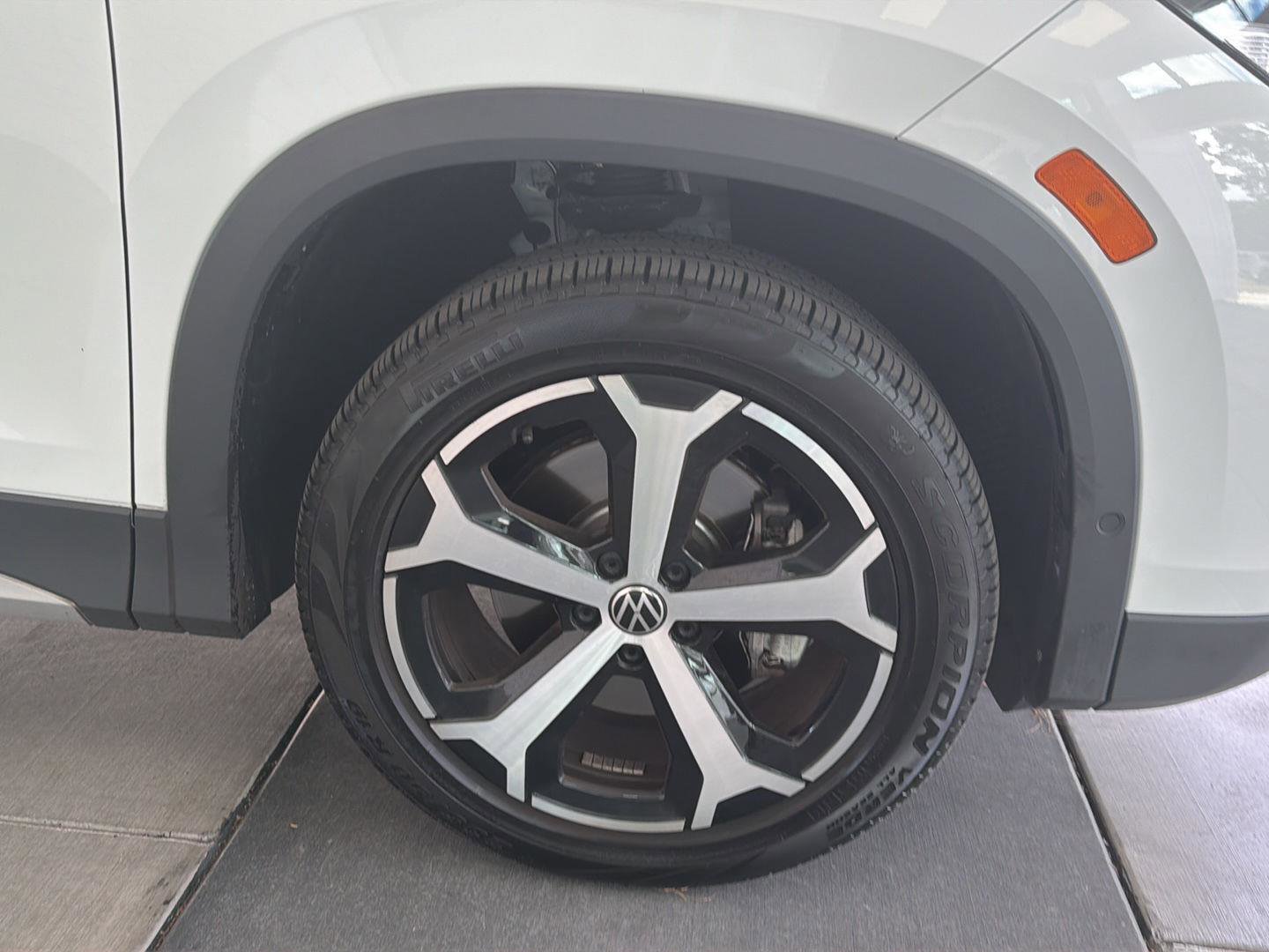 Certified 2025 Volkswagen Tiguan SE w/ Panoramic Sunroof Package image 10