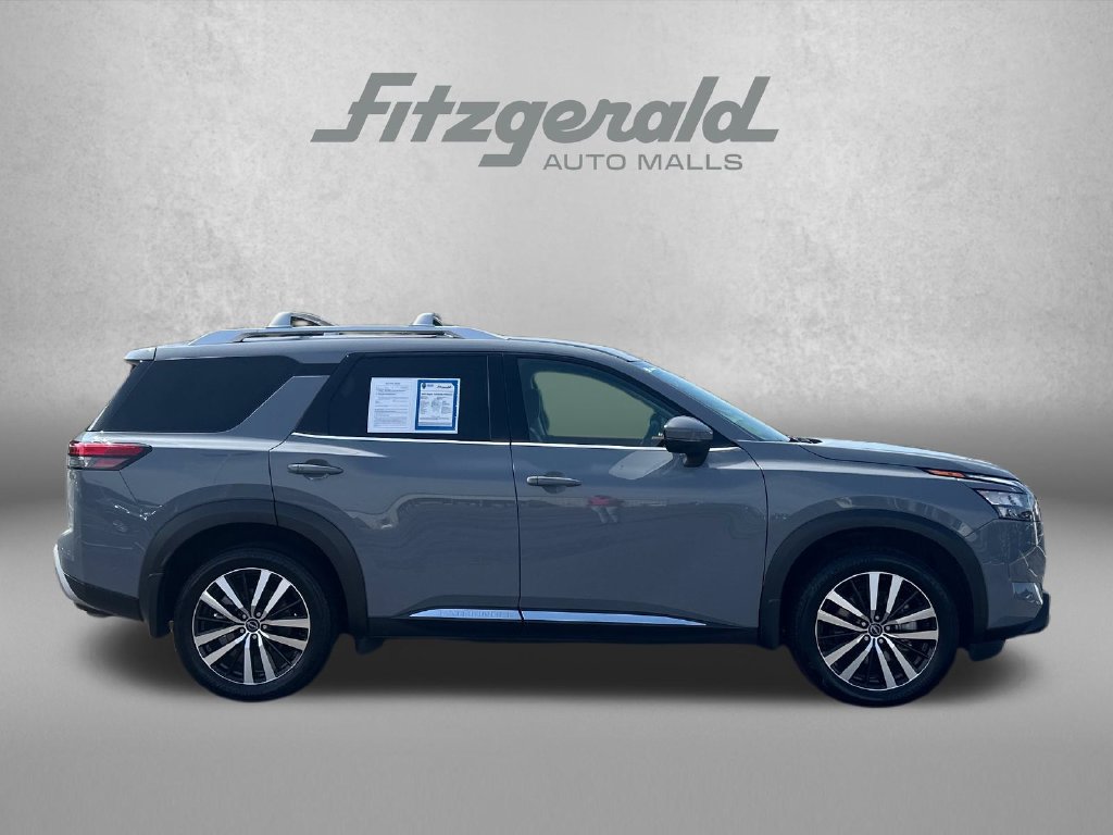 Used 2025 Nissan Pathfinder Platinum w/ Black Appearance Package AWD/4WD image 9