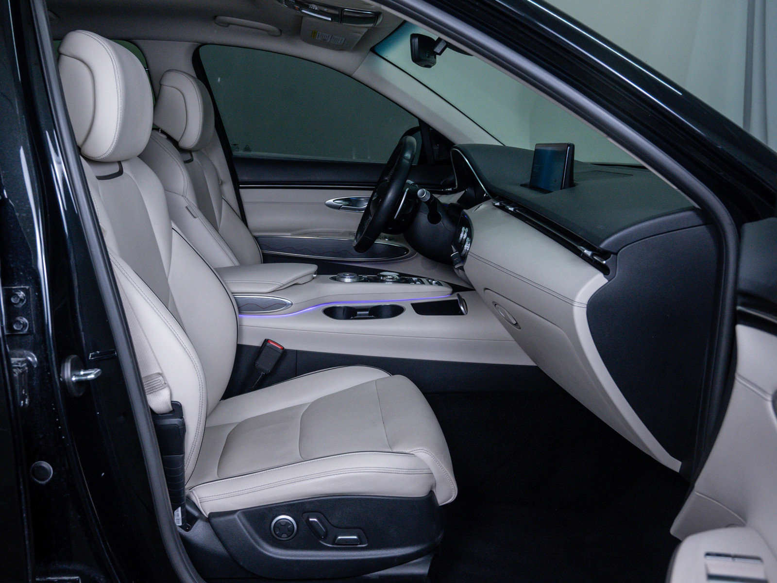 Used 2022 Genesis GV70 2.5T w/ Advanced Package image 11