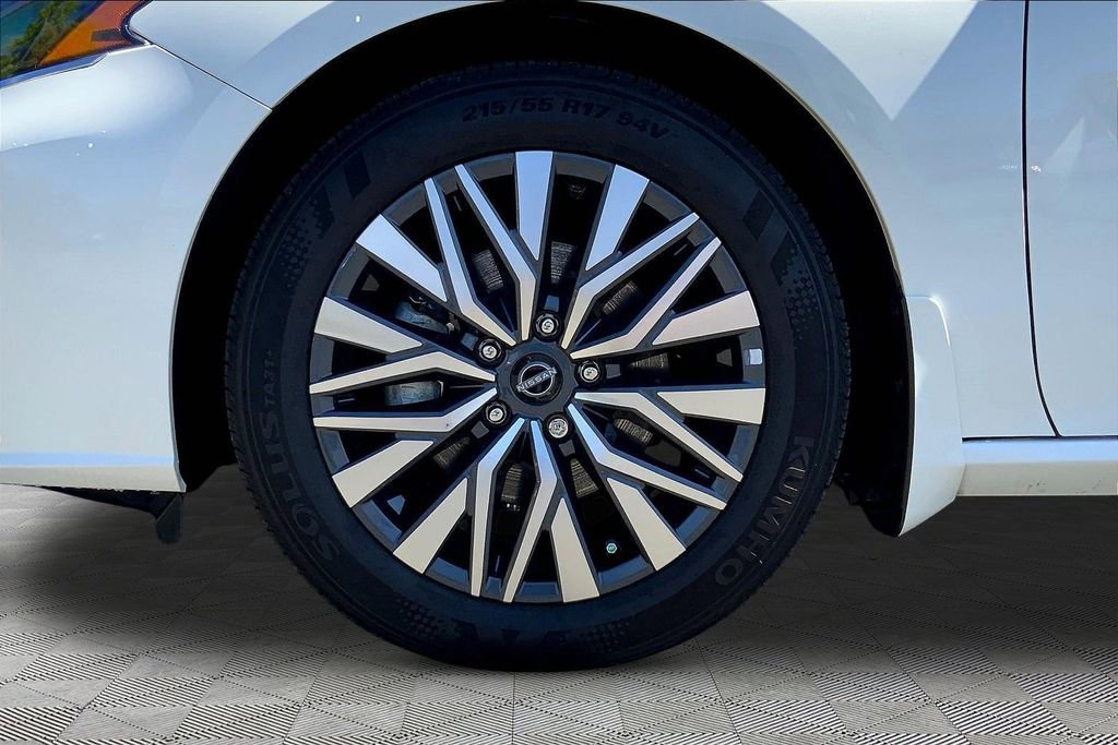 Used 2024 Nissan Altima 2.5 SV w/ SV Premium Package image 22