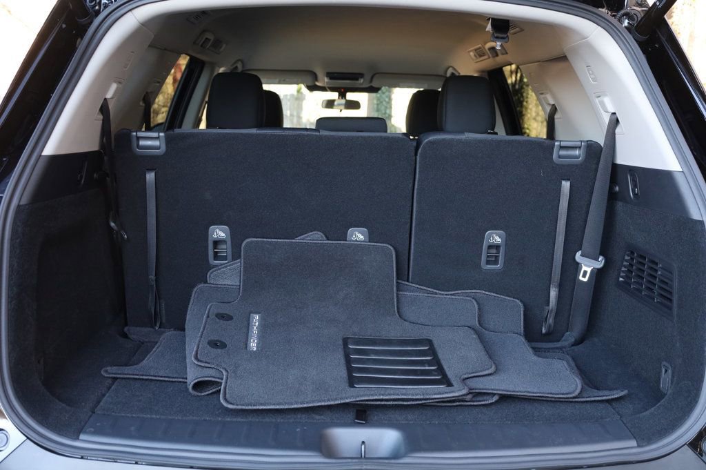 Used 2025 Nissan Pathfinder SV image 12