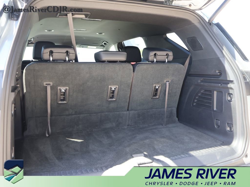 Used 2026 Chevrolet Traverse LT AWD/4WD image 16