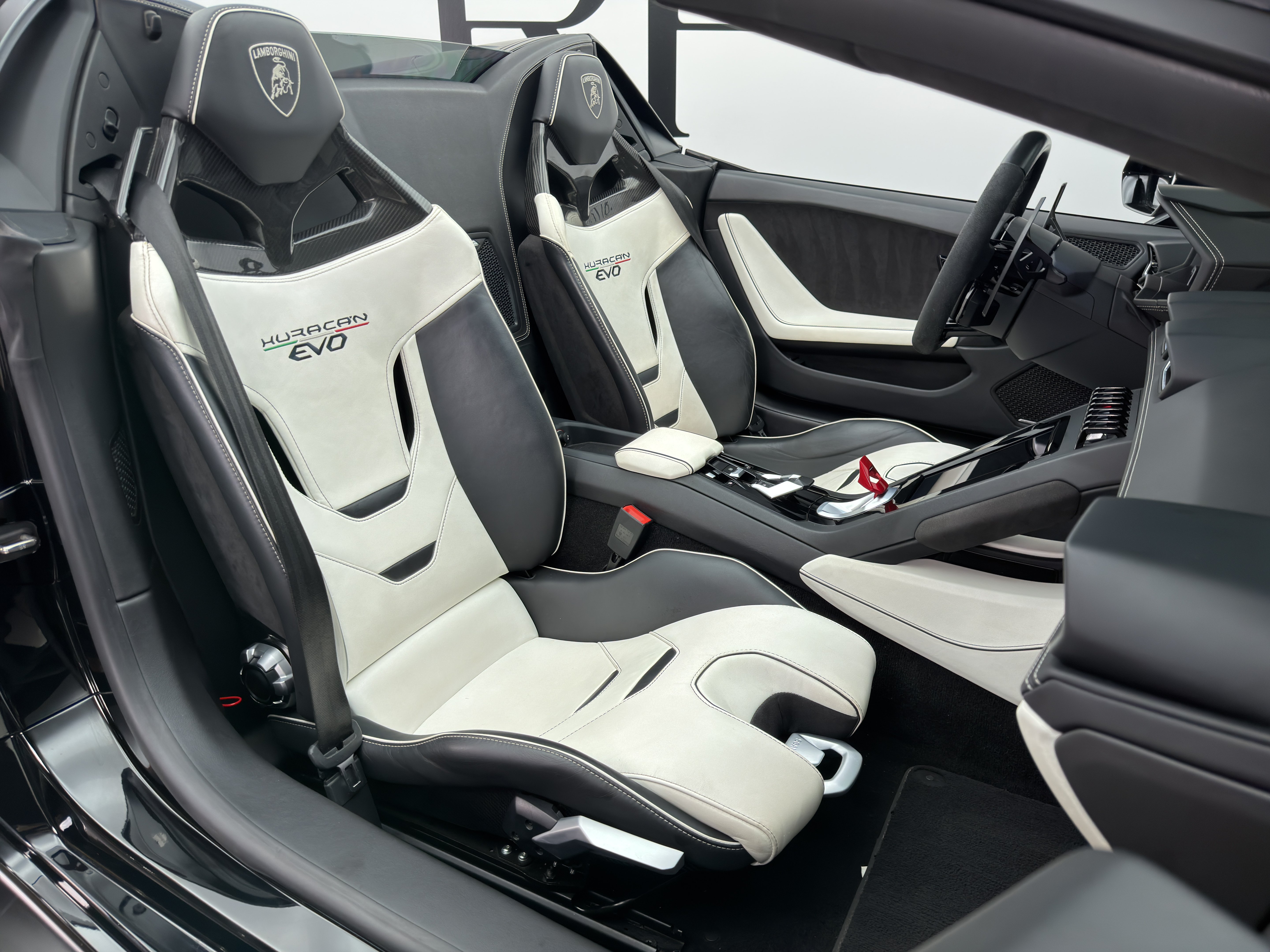 Used 2021 Lamborghini Huracan EVO RWD image 30