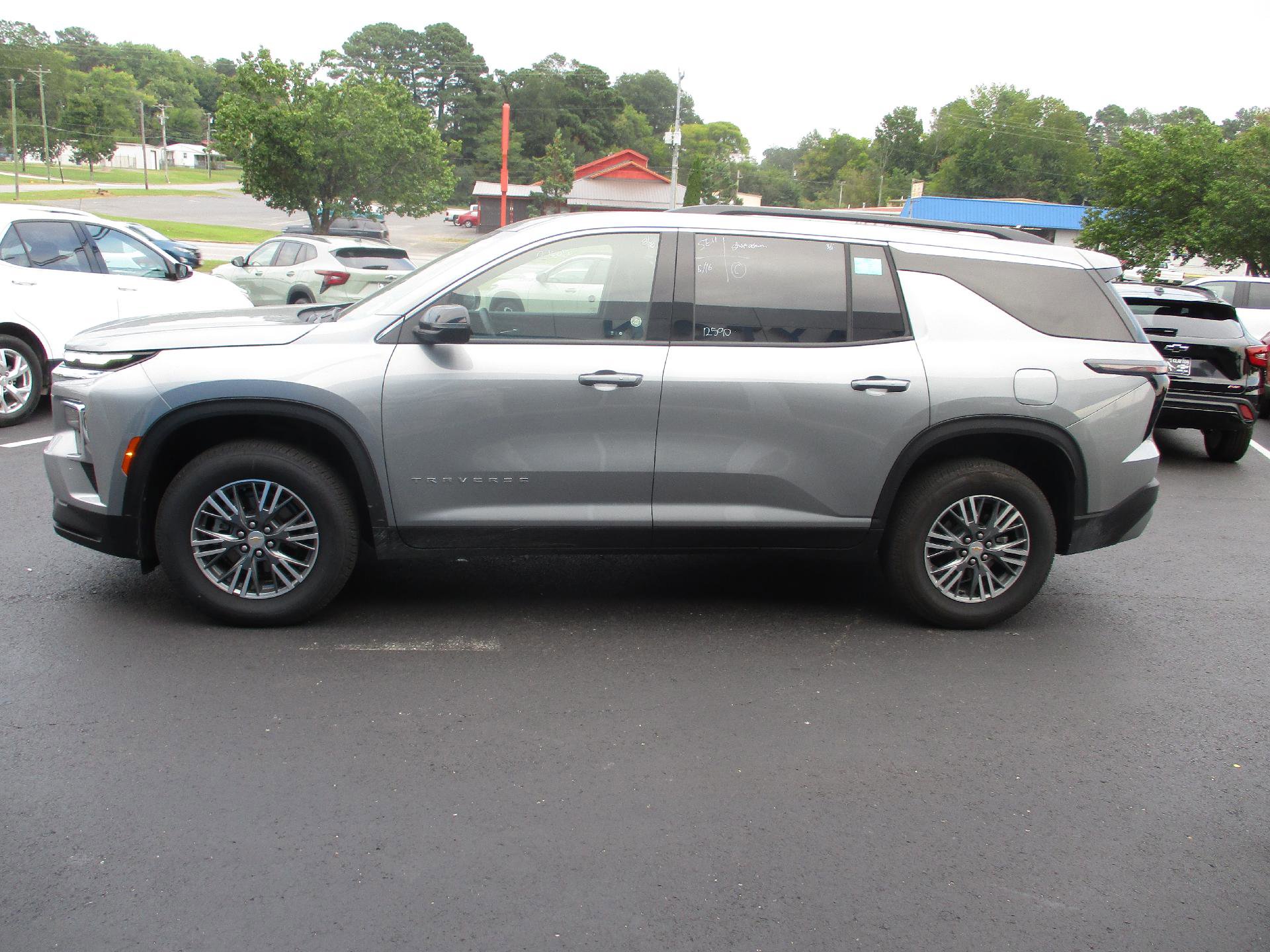 Used 2025 Chevrolet Traverse LT image 7