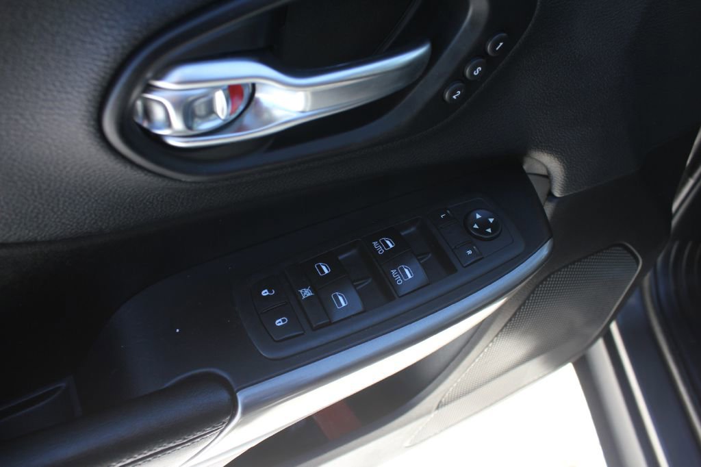 Used 2019 Jeep Cherokee Limited image 28