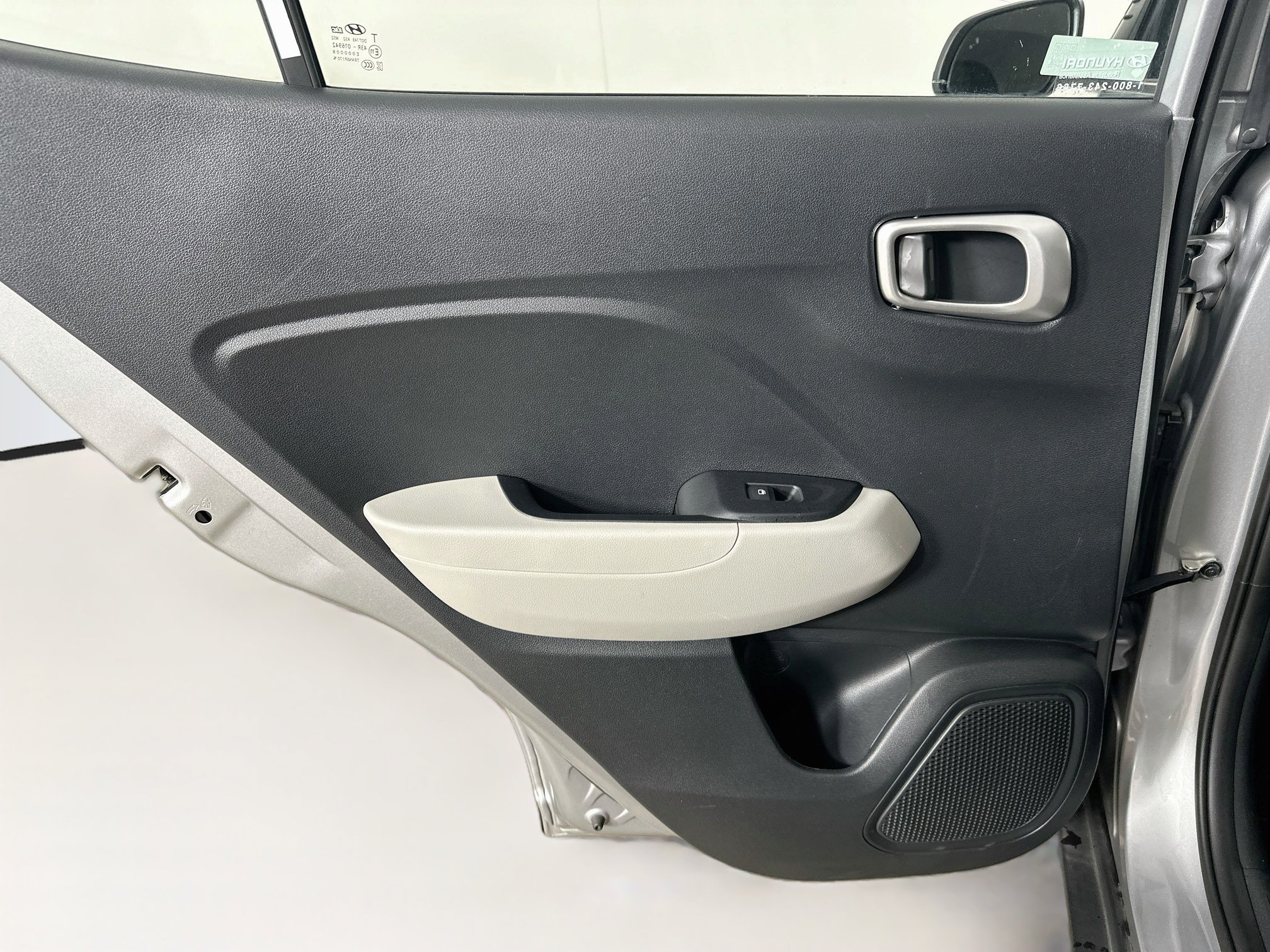 Used 2025 Hyundai Venue SEL FWD image 25