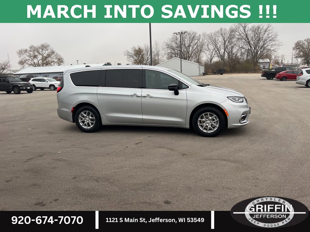 New 2026 Chrysler Pacifica Select image 8