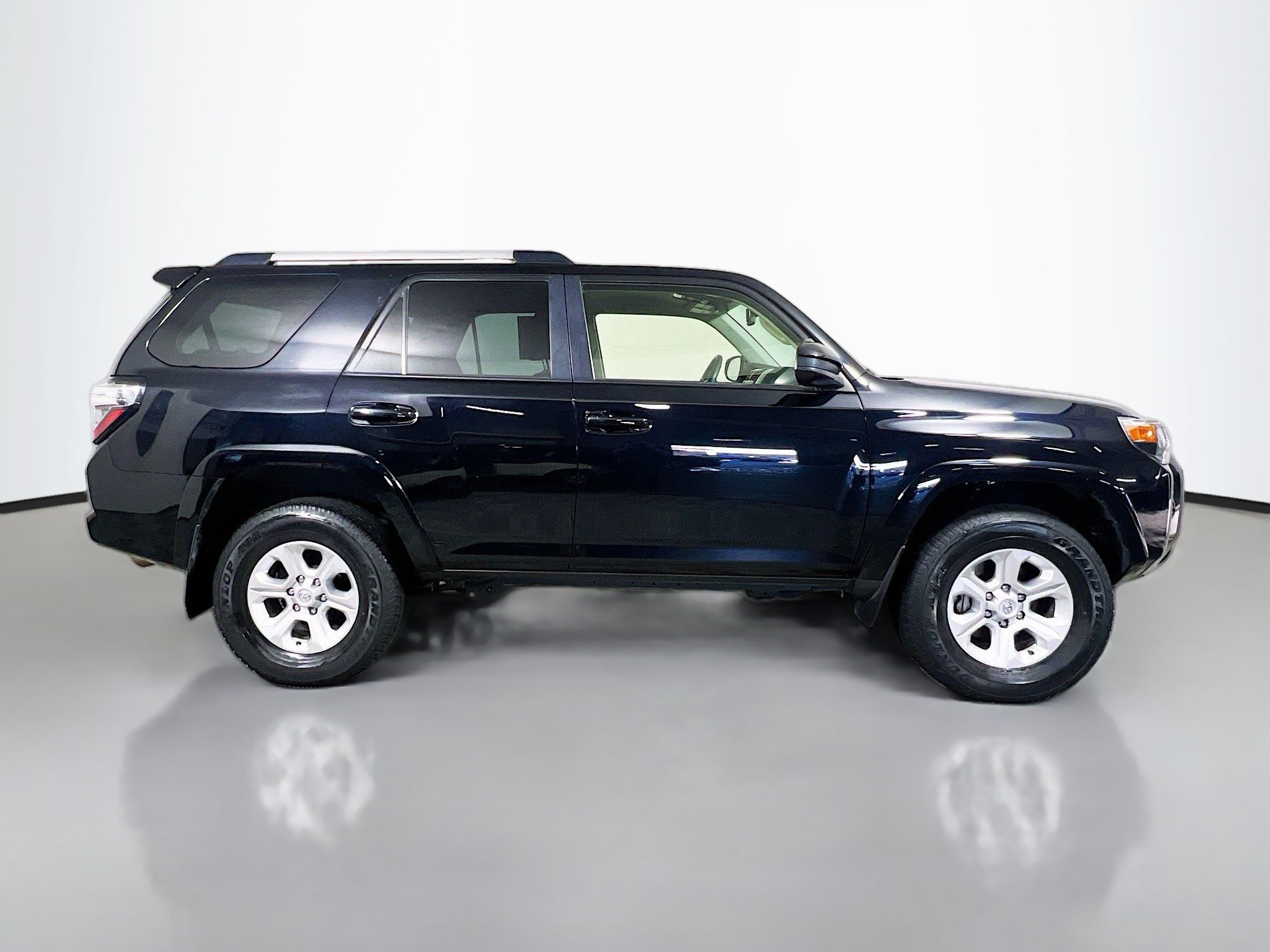 Used 2024 Toyota 4Runner SR5 AWD/4WD image 3