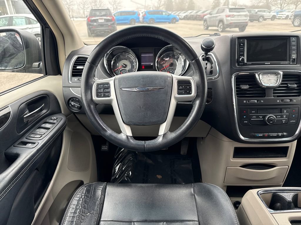 Used 2014 Chrysler Town & Country Touring image 13