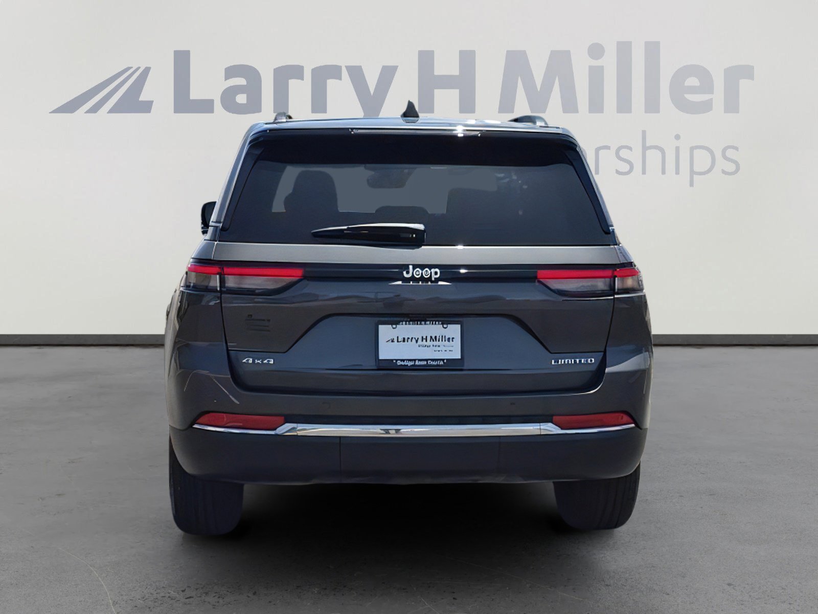 Used 2025 Jeep Grand Cherokee Limited w/ Trailer Tow Package AWD/4WD image 5