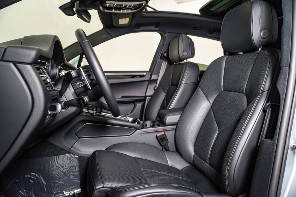 Certified 2026 Porsche Macan AWD/4WD image 5